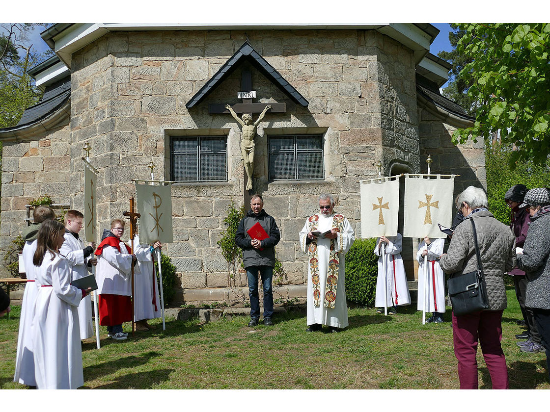 Bittprozession an der Weingartenkapelle (Foto: Karl-Franz Thiede)